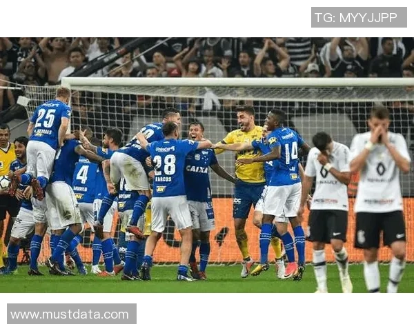 洛杉矶FC与哥伦布机员激战正酣比分揭晓精彩瞬间回顾 洛杉矶FC与哥伦布机员激战正酣比分揭晓精彩瞬间回顾