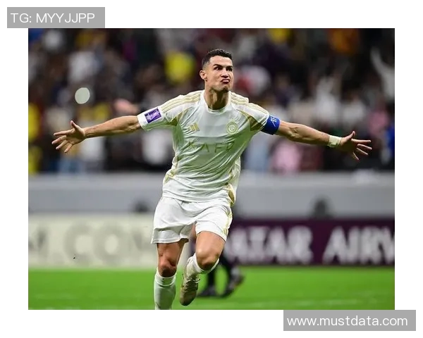 球迷疯狂冲入场内抢夺C罗球衣引发热议的欧冠奇观