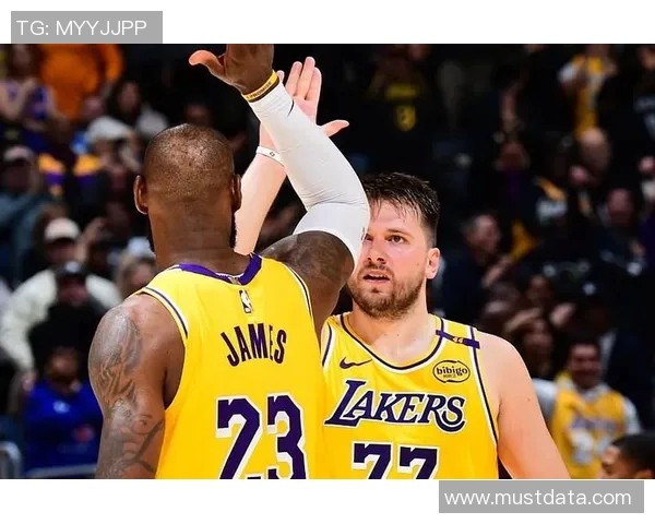 火箭队与勇士队激战正酣首场对决精彩回顾与赛后分析