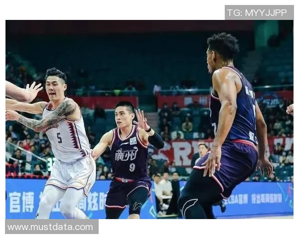 上海男篮与天津男篮激战正酣谁能在这场对决中笑到最后