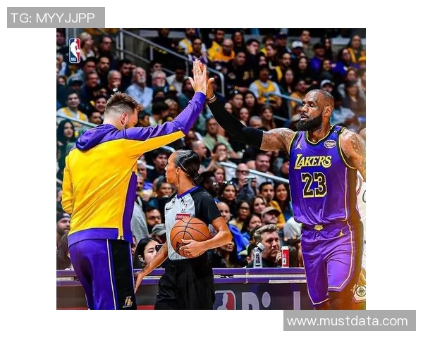 湖人快船2013至2014赛季对决回顾及精彩瞬间分析